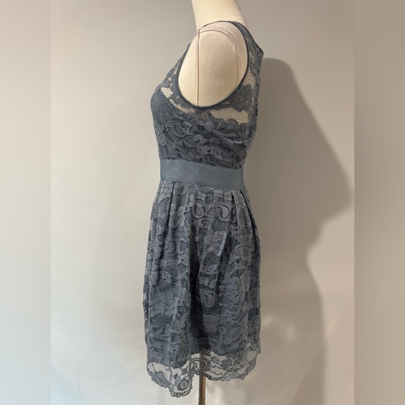 BB Dakota Blue Sleeveless A-Line Lace Overlay Midi Dress Belted Waist Size 2 - Picture 3 of 6